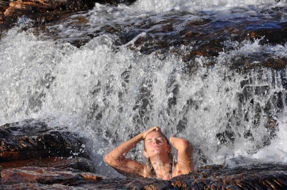 Refresco nas corredeiras do Rio Preto, no P.N Chapada dos Veadeiros, região de São Jorge - GO